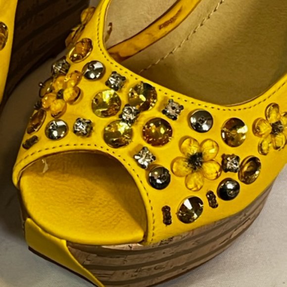 CR Collection Yellow Bling Wedge Sandal. Size 8M - Picture 3 of 5